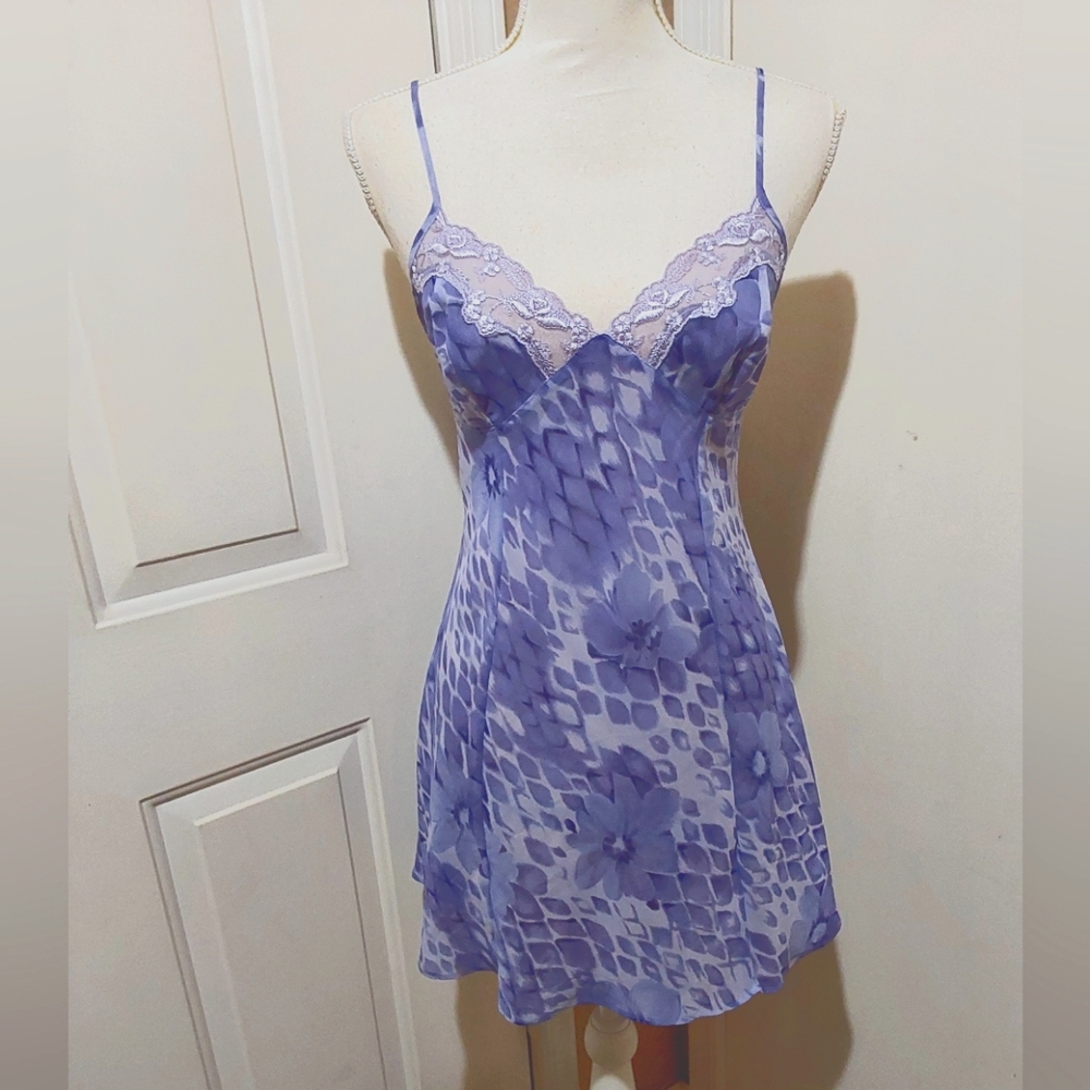 🌺 NEW Victoria's Secret Elegant Purple Lace Chemise
